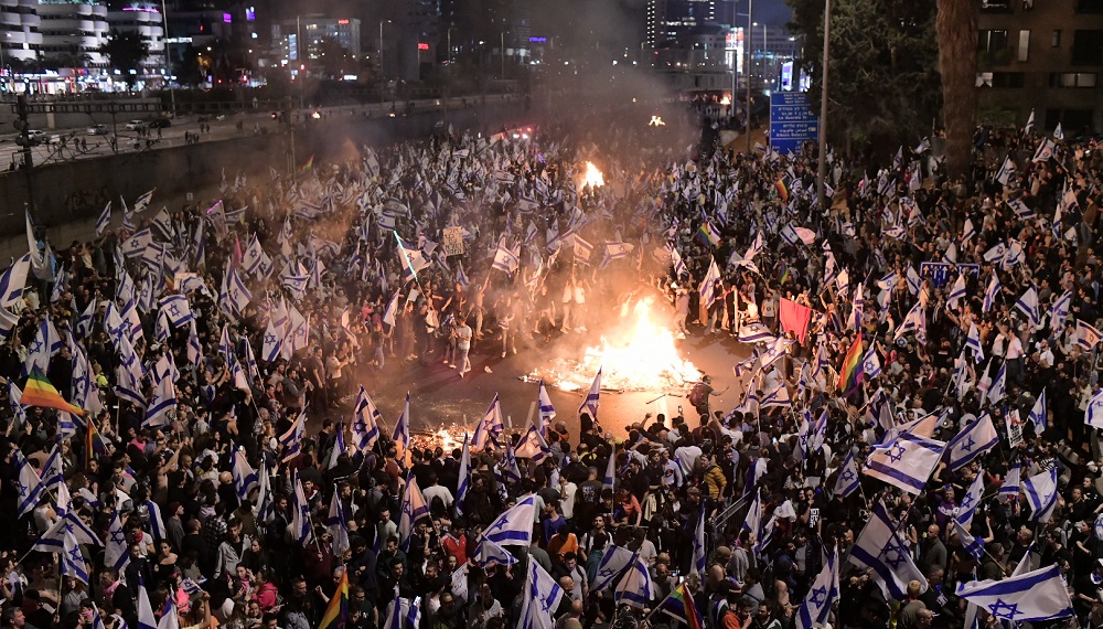 Pas protestave te dhunshme ne Izrael, Netanyahu shtyn reformen ne drejtesi